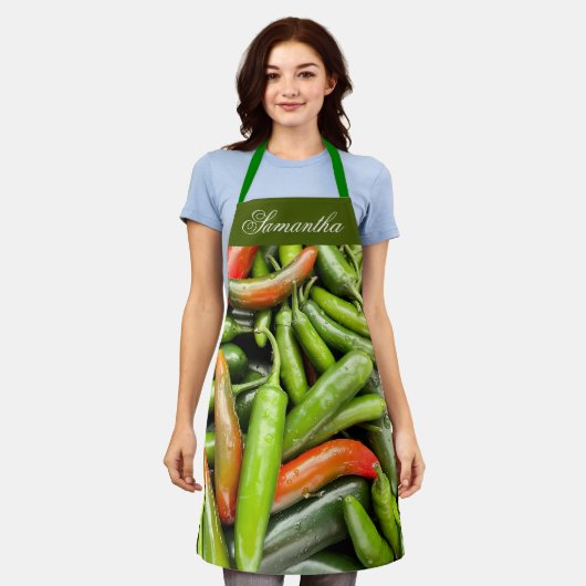 Stapel van groene pittige paprika's schort (Gedragen)