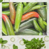 Stapel van groene pittige paprika's theedoek (Gevouwen)