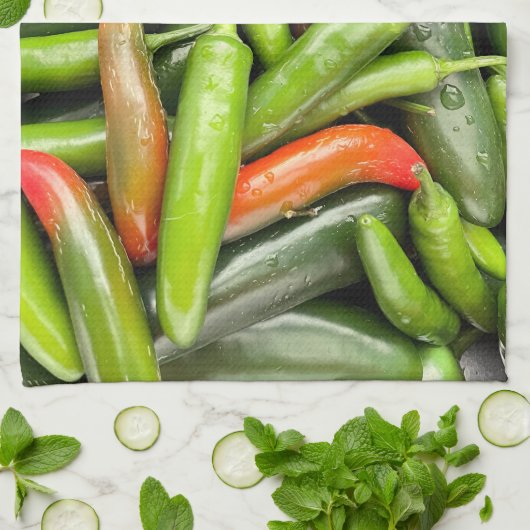 Stapel van groene pittige paprika's theedoek (Gevouwen)