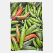 Stapel van groene pittige paprika's theedoek (Verticaal)