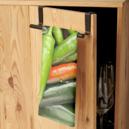 Stapel van groene pittige paprika's theedoek