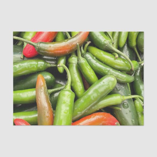 Stapel van groene pittige paprika's tissuepapier (Voorkant)