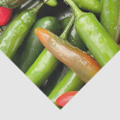 Stapel van groene pittige paprika's tissuepapier (Detail)