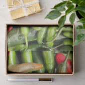 Stapel van groene pittige paprika's tissuepapier (Geschenk)