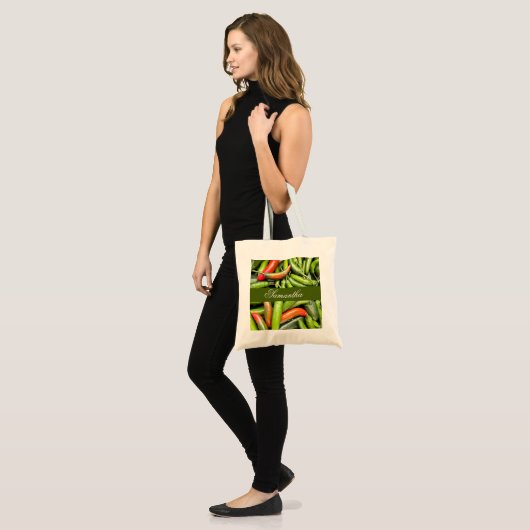 Stapel van groene pittige paprika's tote bag (Voorkant (model))