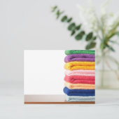Stapel van kleurrijke microvezelhanddoeken briefkaart (Staand voorkant)