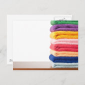 Stapel van kleurrijke microvezelhanddoeken briefkaart (Voorkant / Achterkant)