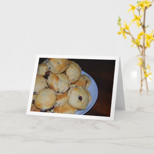 Stapel van rozijnen scones op Bord Kaart (Gele Bloem)