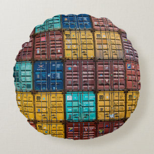 Stapel van vrachtaanhangwagen rond kussen