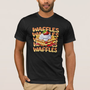 Stapel wafels bedekt met aardbeien t-shirt