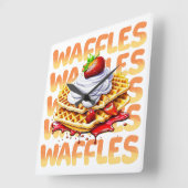 Stapel wafels bedekt met aardbeien vierkante klok (Hoek)