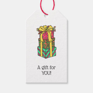 Stapelde gevlekte kerstcadeautjes cadeaulabel