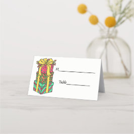 Stapelde gevlekte kerstcadeautjes plaatskaartje