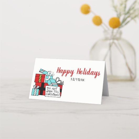 Stapelde gevlekte kerstcadeautjes plaatskaartje (Voorkant)