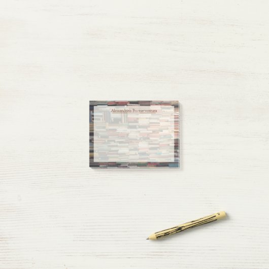 Stapels boeken met aangepaste naam post-it® notes (Op bureau)