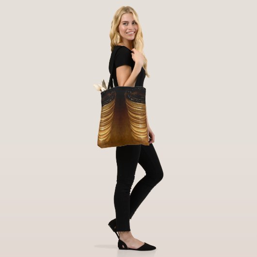 Stapels goudmunten tote bag (Op model)
