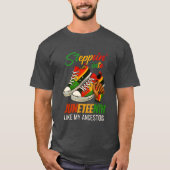 Stappend in Juneteenth – Zwarte Vrouw Trots T-shirt (Voorkant)