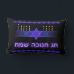 Star Bar Menorah Kussen<br><div class="desc">Een paars en blauw fractaal afbeelding,  met een Magen David (Ster van David),  in het midden,  als Chanoeka-menorah. Het motief wordt herhaald als boven- en ondergrens. De kaarsen zijn aangestoken. "Chag Chanukkah Sameach" (Happy Chanukkah) staat in de gloeiende tekst. Allemaal op een starfield achtergrond.</div>