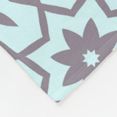 Star Flower Pattern in Grey on Bleek Blue Fleece Deken (Hoek)