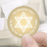 Star of David Faux Gold Foil Retour Adreslabels Ronde Sticker<br><div class="desc">Voeg de perfecte vakantie, uitnodiging, of bedankje kaart afwerking touch met deze elegante witte en faux gouden folie glanzende retour adreslabels / envelop afdichtingen. Alle tekst kan eenvoudig worden aangepast met naam en adres. Design beschikt over een chique stijlvolle geometrische ster van David met eenvoudige moderne typografie in een cirkel....</div>
