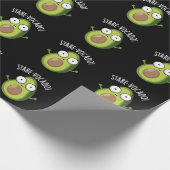 Stare-vocado Funny Avocado Pun Dark BG Cadeaupapier (Hoek)
