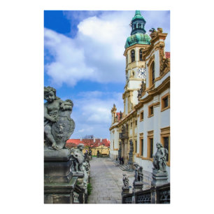 Staren met stenen engelen in de Loreto Prague-kerk Foto Afdruk