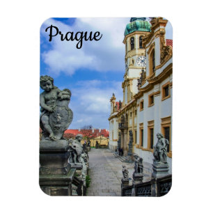 Staren met stenen engelen in de Loreto Prague-kerk Magneet
