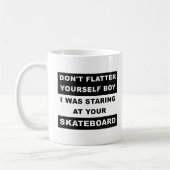 Starend naar je skateboard Grappige mok (Links)