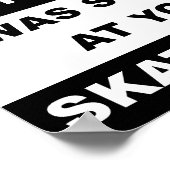 Starend naar je skateboard Grappige Poster (Hoek)