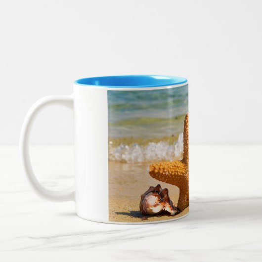 Starfish and Seashells on the Beach Personalized Tweekleurige Koffiemok (Links)