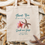 Starfish in Plumeria Welcome Wedding Bag Tote Bag<br><div class="desc">Tropische,  strandbruiloft welkomsttas met één roze plumteriebloem en bruine zeester om de bruid en de bruidegom te vertegenwoordigen. Pas vier lijnen van tekst aan om gasten aan een gebeurtenis van de bestemmingsbruiloft welkom te heten.</div>