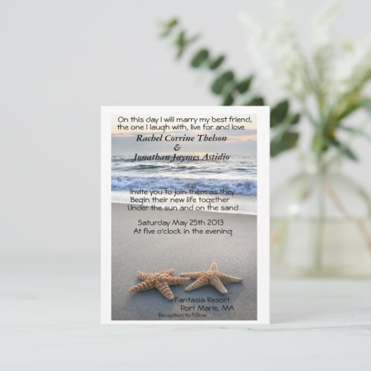 Starfish on Beach zandbruiloft Uitnodiging (Staand voorkant)