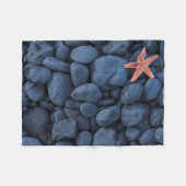 Starfish on Black Rocks langs de kust | IJsland Fleece Deken (Voorkant (Horizontaal))