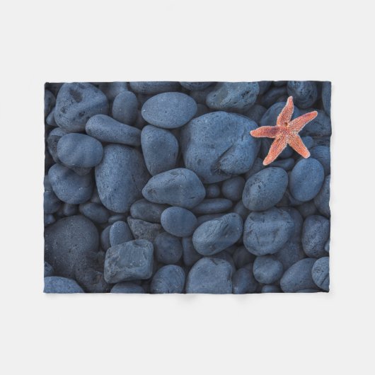 Starfish on Black Rocks langs de kust | IJsland Fleece Deken (Voorkant (Horizontaal))