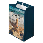 Starfish op een foto van Sandy Beach Medium Cadeauzakje (Achterkant Gekanteld)