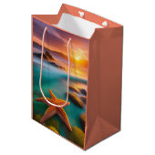 Starfish op strand op Dawn Medium Cadeauzakje (Voorkant Gekanteld)