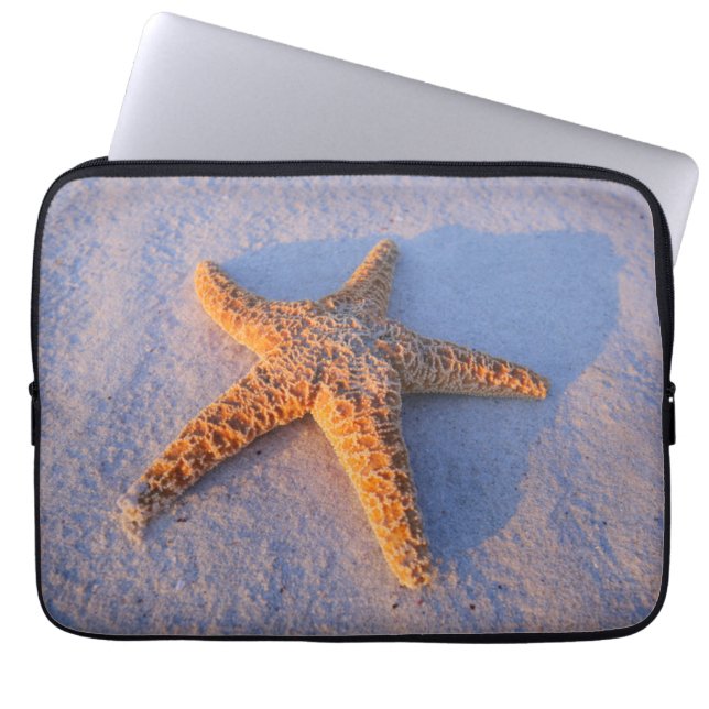 Starfish op witte zand laptop sleeve (Voorkant)