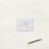 Starfish op witte zand post-it® notes (Op bureau)