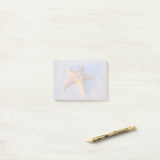Starfish op witte zand post-it® notes (Op bureau)