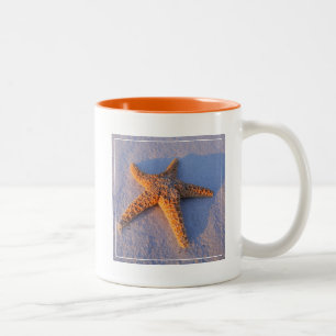 Starfish op witte zand tweekleurige koffiemok