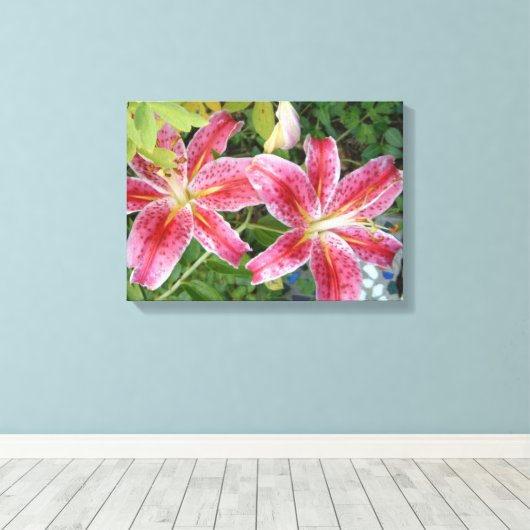 Stargazer Lilies Garden Floral Canvas Afdruk (Insitu (Houten vloer))