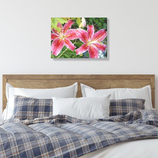 Stargazer Lilies Garden Floral Canvas Afdruk (Insitu (Slaapkamer))