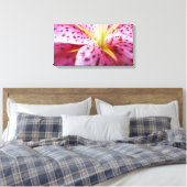 Stargazer Lily Bright Magenta Floral Canvas Afdruk (Insitu (Slaapkamer))