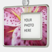 Stargazer Lily Bright Magenta Floral Verzilverd Omlijst Ornament (Links)