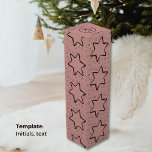 Starlit Toscane Elegantie: Aangepaste Kerststerren Wijn<br><div class="desc">Onthul de magie van de feestdagen met onze Starlit Toscane Elegance Custom Christmas Stars Wine Box. Deze prachtig vormgegeven Toscaanse doos is versierd met aangepaste kersttekst en een uniek monogram logo, waardoor een feestelijke en gepersonaliseerde touch voor uw vakantiegiften wordt gecreëerd. Maak het echt van jou door het bedrijfsmonogram, de...</div>