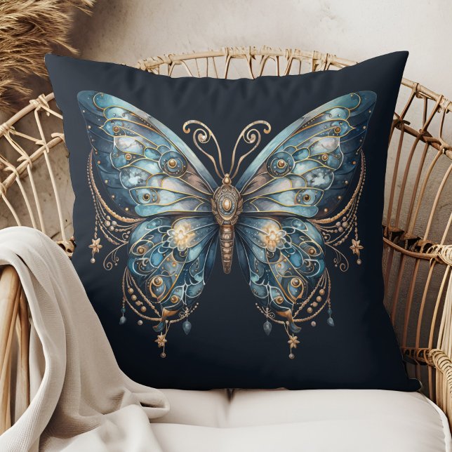 Starlit Wings – Maangepil van Magie Kussen (Starlit Wings – Lunar Magic Pillow in a boho rattan armchair.)