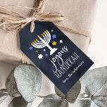 Starry lampjes | Hanukkah Cadeaulabel<br><div class="desc">De feestelijke labels van het cadeautje Hanukkah staan in witte letters op een blauw marineklein met een verlichte menorah en witte,  blauwe en goudsterren. Pas je aan met je namen hieronder.</div>