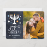 Starry lampjes | Hanukkah-fotokaart Feestdagenkaart<br><div class="desc">De Festive Hanukkah-fotokaart bevat uw favoriete foto rechts uitgelijnd met "joyous Hanukkah" in witte letters op een rijke blauw marinekleur met sterren en een verlichte menorah. Pas je aan met je namen en het jaar.</div>