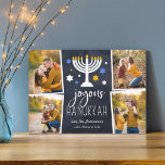 Starry lampjes | Hanukkah Photo Collage Kaart<br><div class="desc">Op de Festive Hanukkah-fotokaart staan vier foto's in een collage lay-out,  met "joyous Hanukkah" in witte letters op een blauw marineklecht met een verlichte menorah en witte,  blauwe en gouden sterren. Personaliseer met uw namen onder,  en voeg een extra foto aan de rug toe.</div>