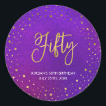 Starry Paarse Waterverf 50th Birthday Ronde Sticker<br><div class="desc">Deze elegante ronde 50e verjaardagsfeestster heeft een sticker met een sterrenrand en het woord "Fifty" in faux gold tegen een paarse waterverf achtergrond. Bekijk hier de overeenkomende uitnodiging en andere items https://www.zazzle.com/collections/elegant_starry_purple_watercolor_celebrations-119469232199993091?rf=238364477188679314 Personaliseer deze met uw gegevens door de tekst van de plaatsaanduiding te vervangen. Klik op de knop "Aanpassen" voor...</div>